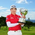 優勝トロフィーを掲げる竹田麗央（photo:JLPGA/Getty Images）