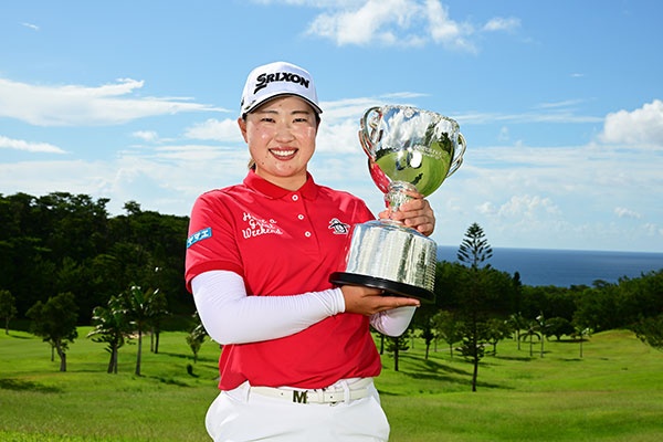 優勝トロフィーを掲げる竹田麗央（photo:JLPGA/Getty Images）