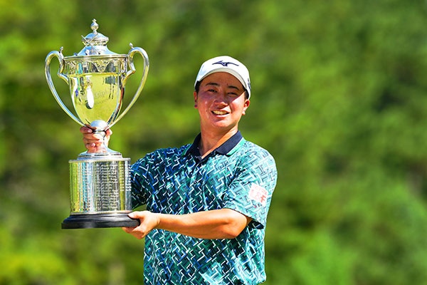 優勝トロフィーを掲げる杉浦悠太（写真提供：日本プロゴルフ協会）